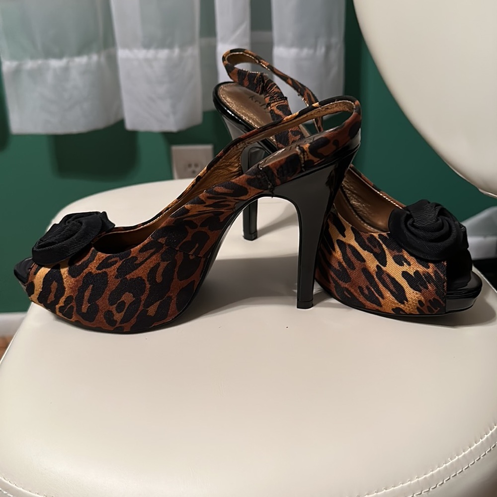 Leopard Pumps! - Picture 2 of 5